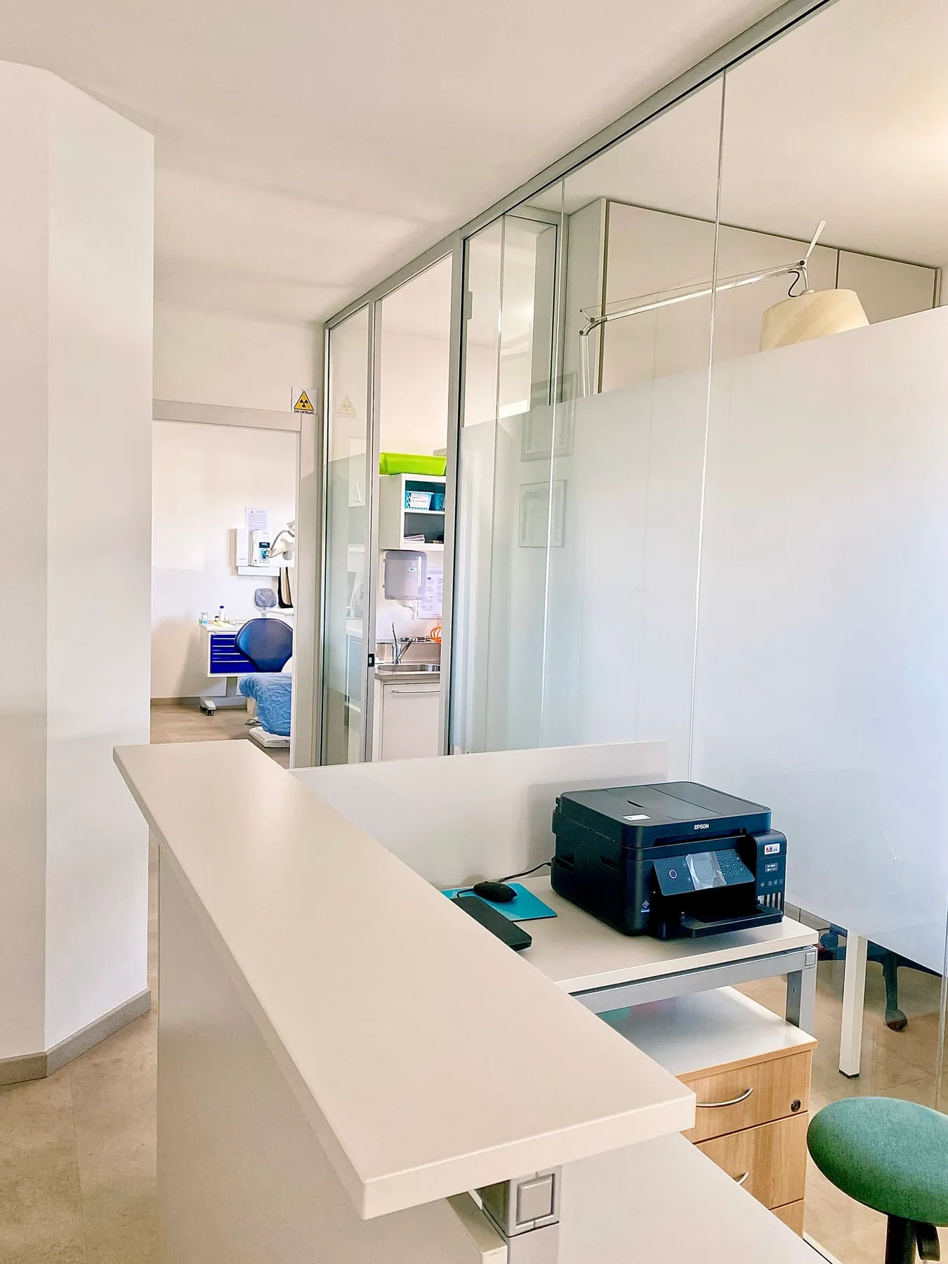 Corridoio con vetrate dello studio dentistico
