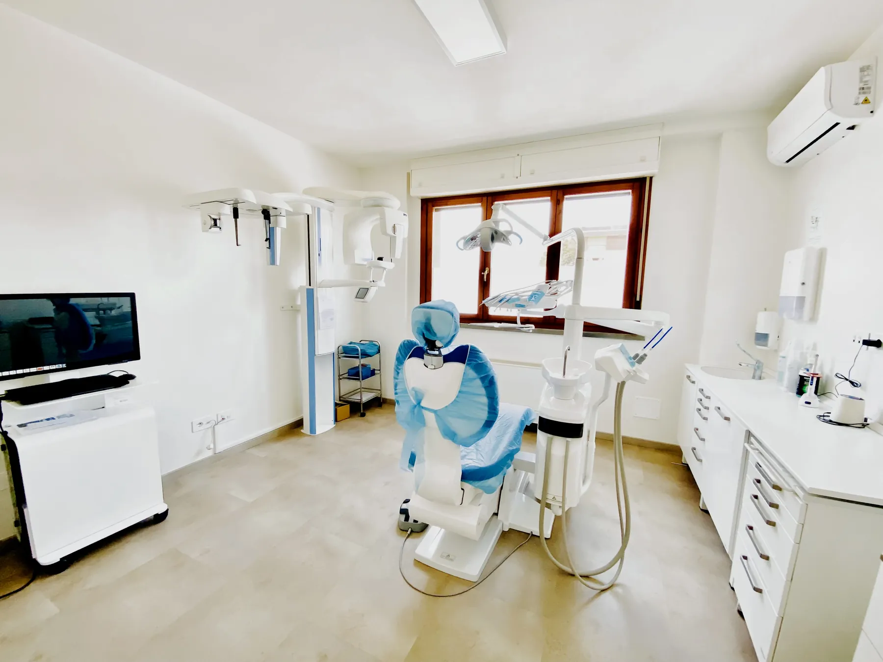 Sala diagnostica con TAC cone beam e ortopantomografo