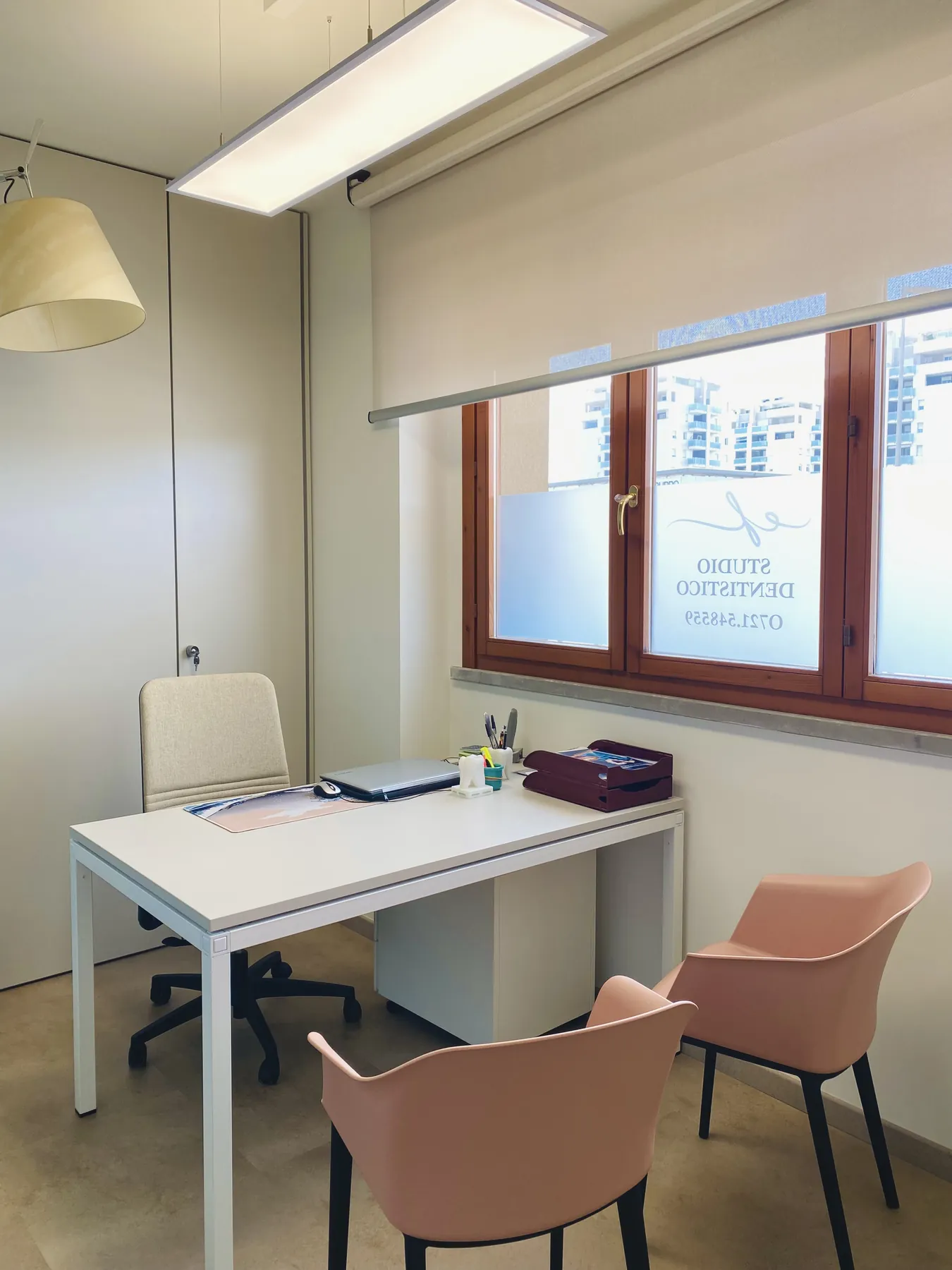Consulto con il paziente alla scrivania dello studio