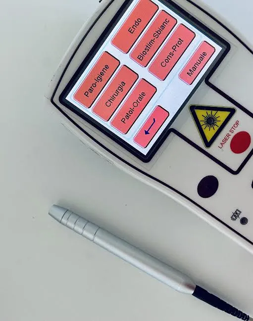 Manipolo laser odontoiatrico con pannello di selezione trattamento
